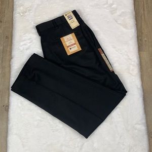 Men’s Haggar pants cool 18 performance classic fit. Black size 34W X 30L. NWT.